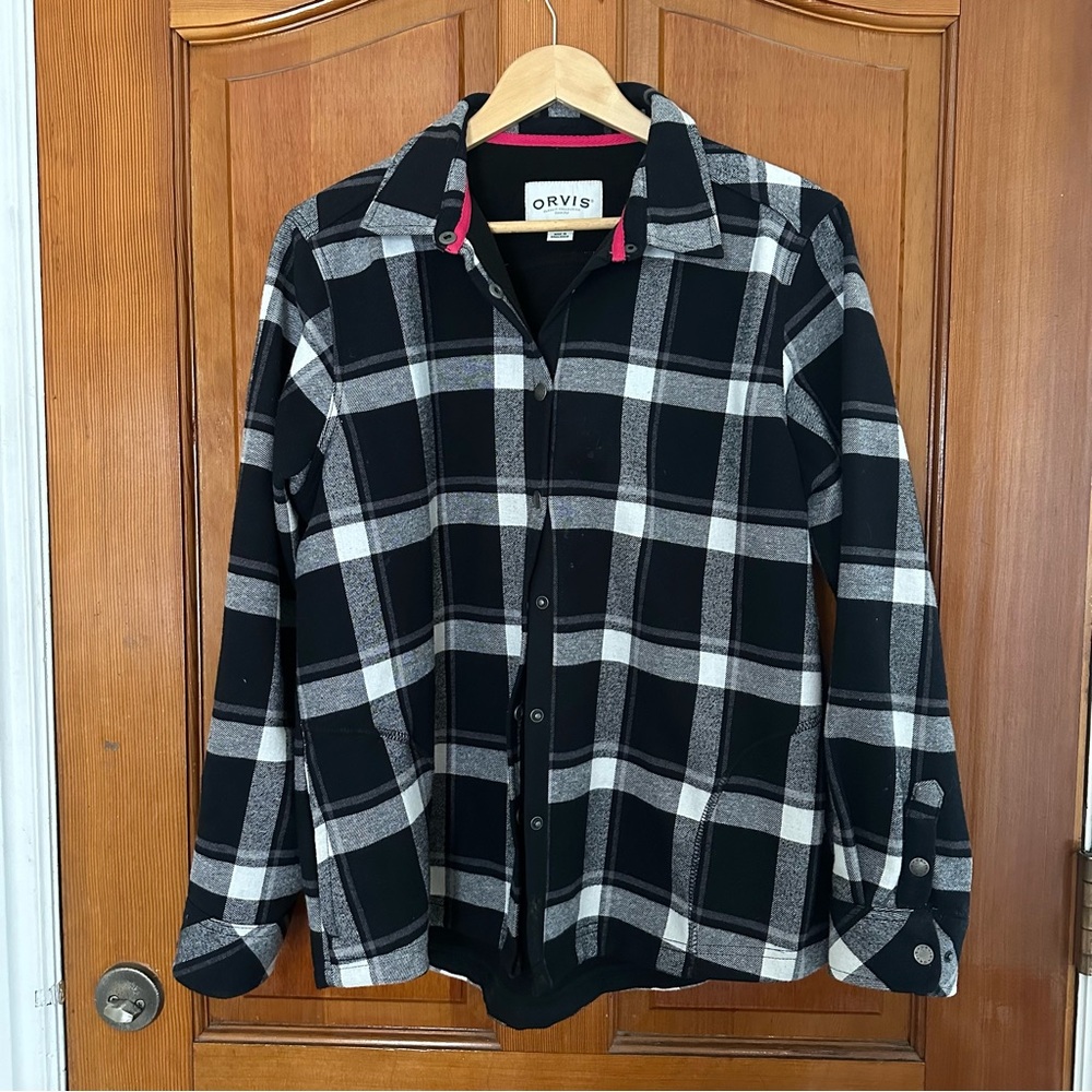 Orvis black and white jacket with snap front size XL. Very good condition.